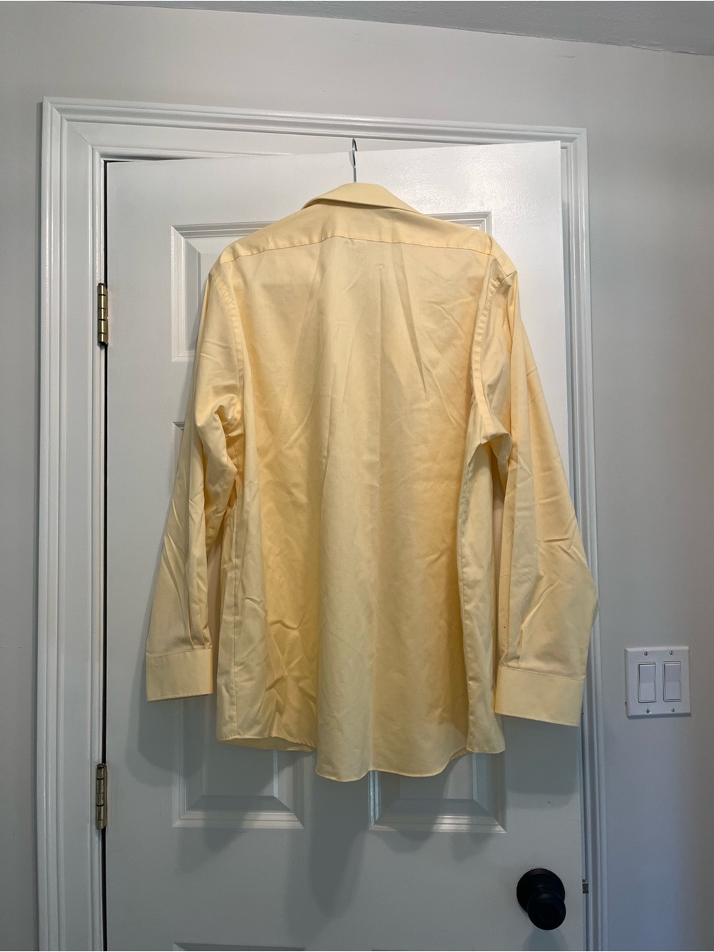 Van Heusen Pale Yellow Classic Fit Men’s Button-Up Shirt - Picture 2 of 3